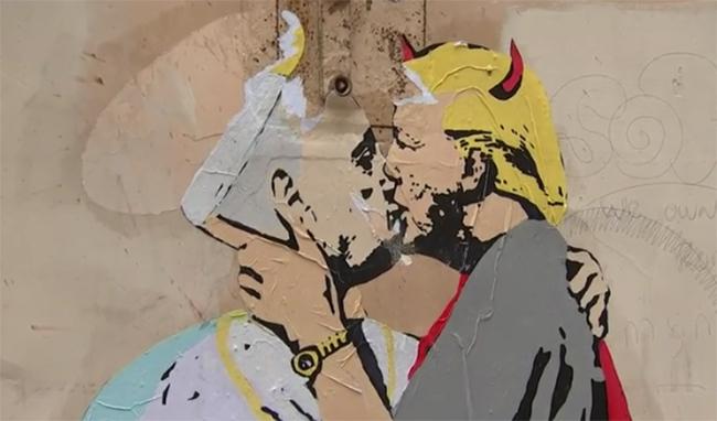 Un graffiti înfăţişând un sărut între Papa Francisc şi un diavol cu chipul lui Trump a apărut la Roma