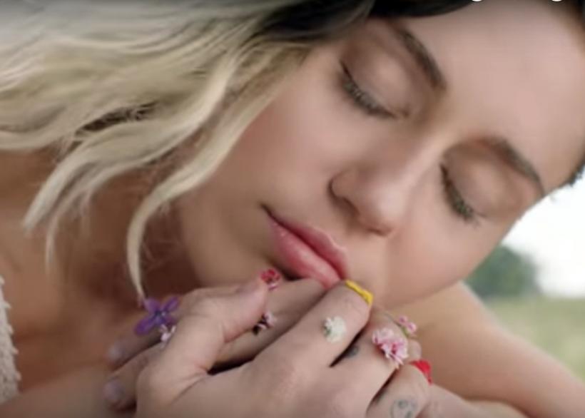 VIDEO - Miley Cyrus abordează un nou look în cel mai recent single, &quot;Malibu&quot;
