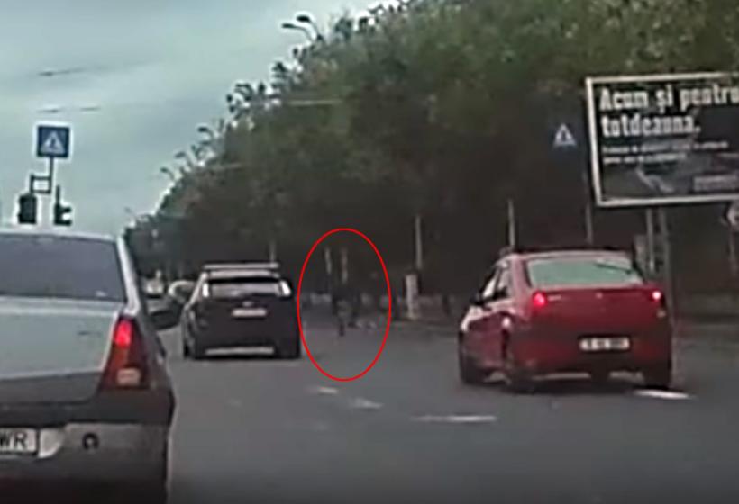VIDEO - Scenă șocantă, un tânăr este spulberat de o mașină