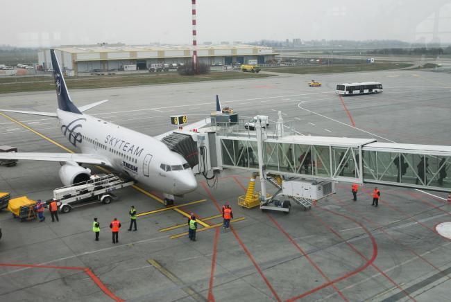 Alertă pe Aeroportul Otopeni din cauza unui pachet suspect