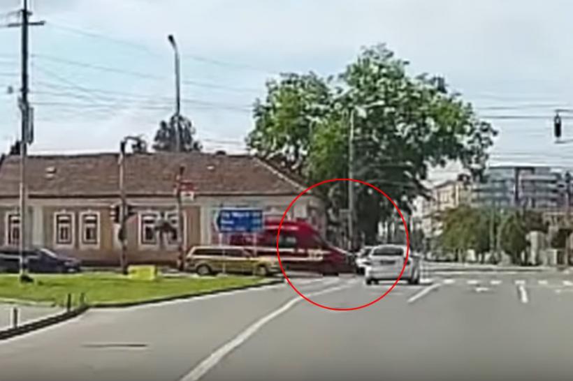 Ambulanță SMURD implicată într-un accident rutier în Oradea