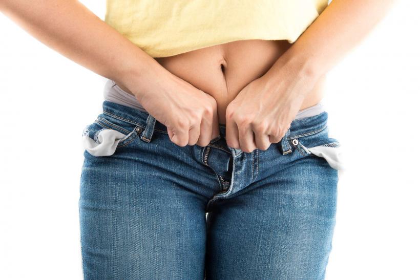 3 motive de ce ai grăsime pe abdomen chiar dacă ești slab(ă) sau faci abdomene
