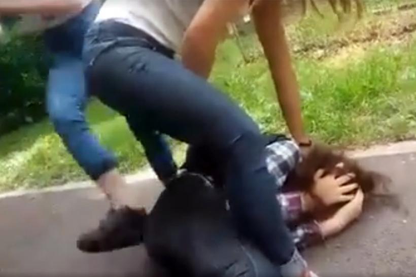 VIDEO Șocant - Adolescentă din Oradea, snopită în bătaie de trei colege de școală