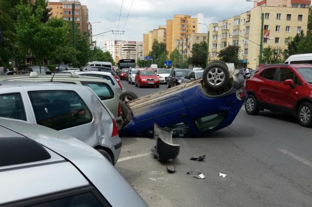 Accident rutier spectaculos pe o stradă din Brașov