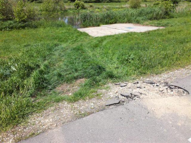 Timiş: Pista pentru biciclete şi corpul digului de pe malurile Canalului Bega, distruse de un şofer
