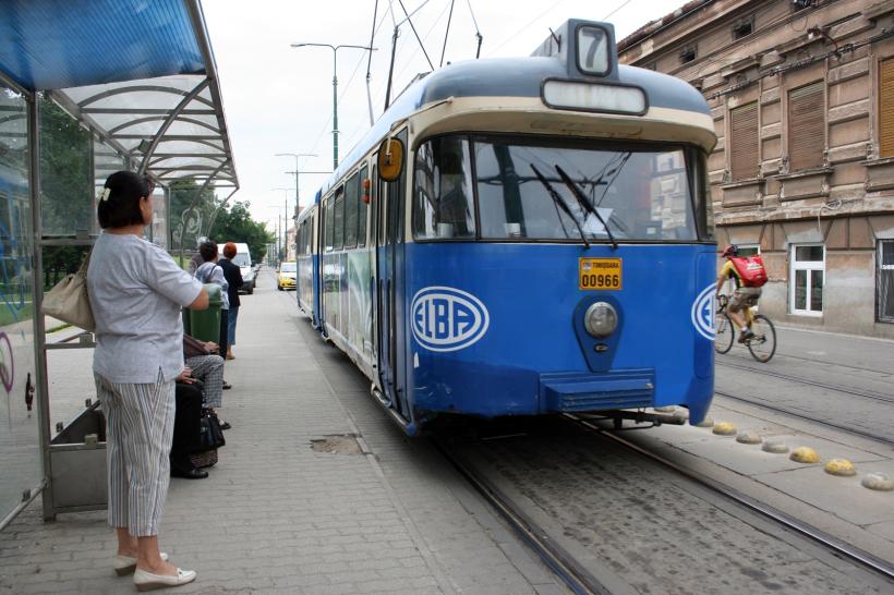 Timișoara - Zarvă într-o stație de tramvai unde un bărbat amenința că se sinucide