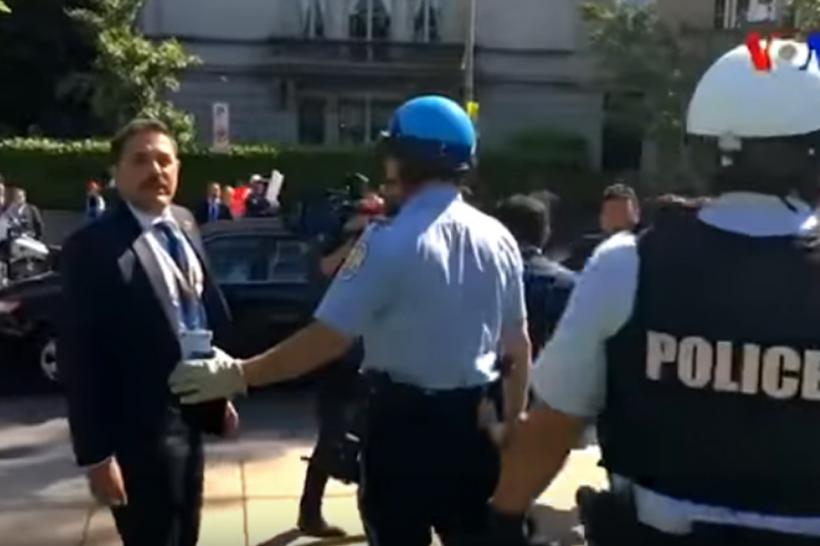 VIDEO - 9 răniți în timpul unui miting în fața ambasaderi Turciei la Washington. Gărzile de corp ale lui Erdogan, trimise să împrăștie protestatarii