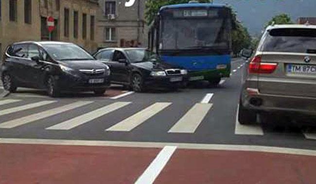 Accident în centrul Brașovului. Un autobuz a intrat în coliziune cu un autoturism