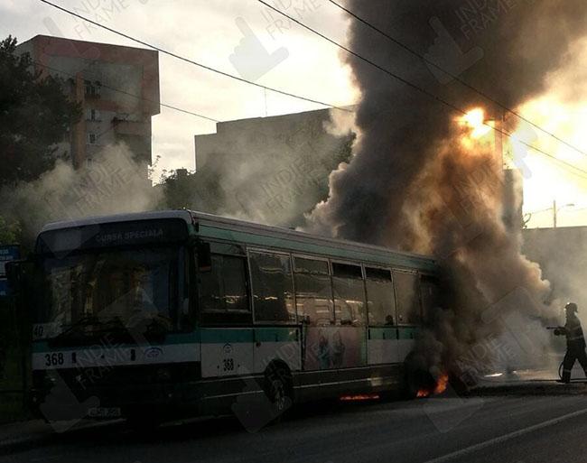 Un autobuz de transport în comun a luat foc în mers pe o stradă din Cluj-Napoca