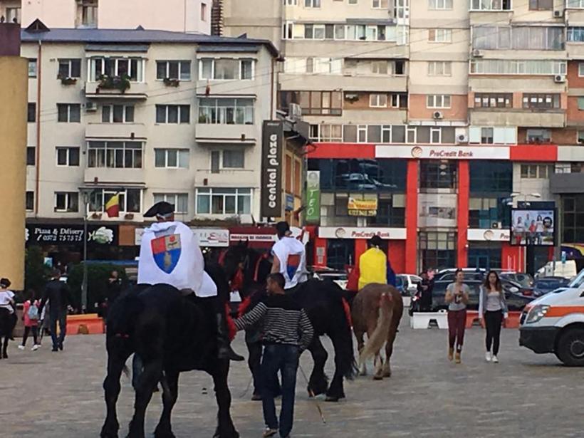 Un cal a căzut peste călăreț în timpul paradei ecvestre din Pitești