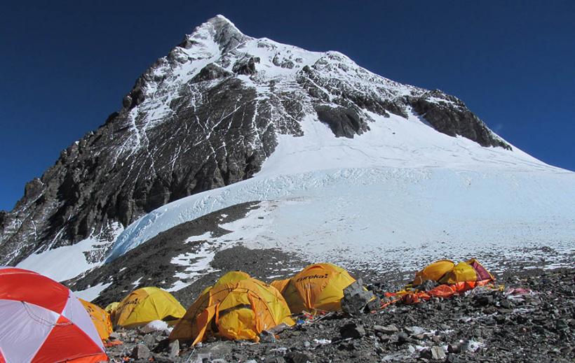 Everestul își cere un nou tribut, un alpinist american a murit în apropiere de vârful muntelui