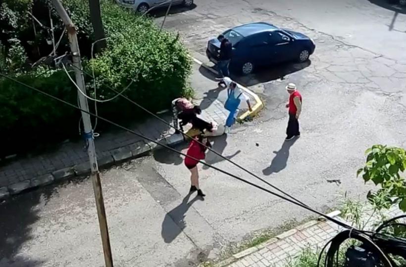 VIDEO - Scene cumplite în Târgoviște, un pittbull rămâne cu fălcile încleștate în gâtul unui bichon