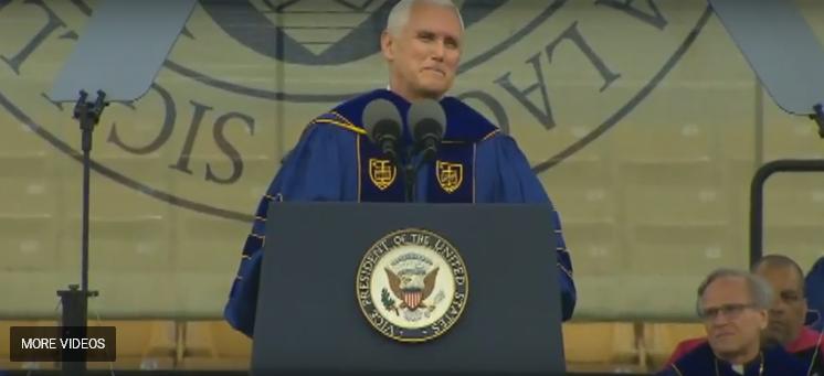 Discursul vicepreşedintelui american, Mike Pence, a alungat studenţii de la festivitatea lor de absolvire