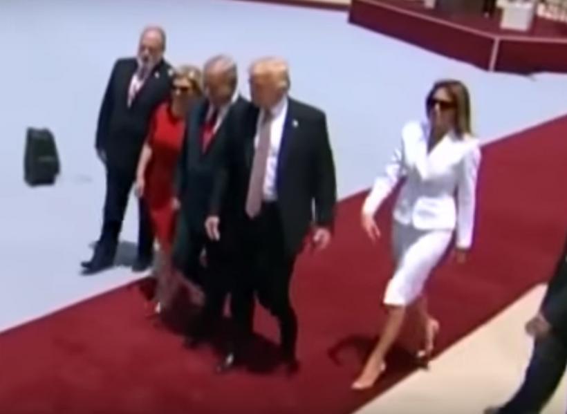 VIDEO -  Melania Trump îl lovește peste mână pe Donald Trump?