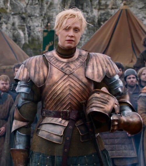Cea mai înaltă actriță din Game of Thrones se uită de sus la Cannes