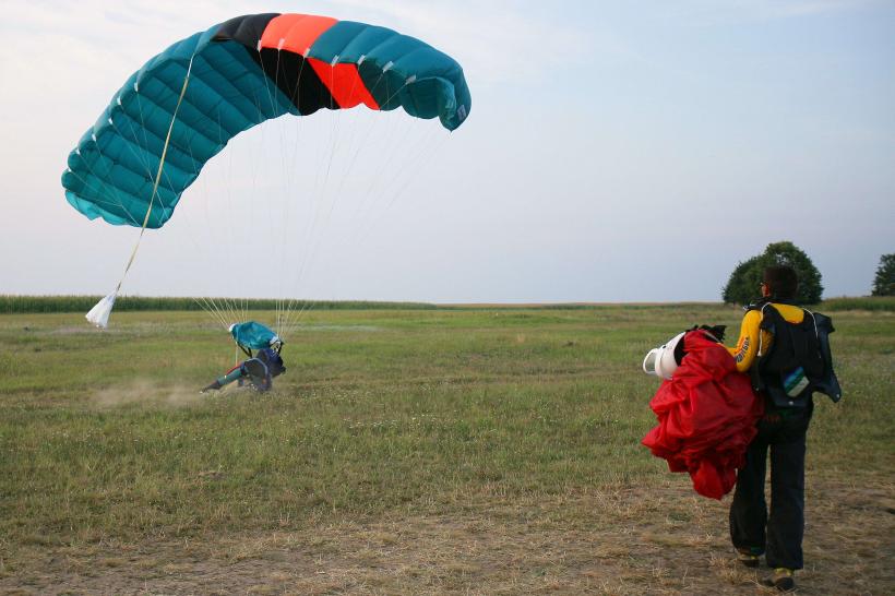 TRAGEDIE pe Aerodromul Clinceni. Un paraşutist militar a murit în timpul unui exerciţiu