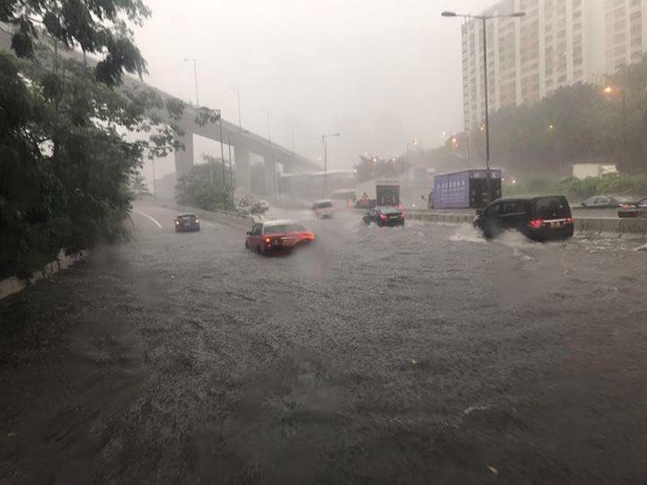 VIDEO - Hong Kong, dat peste cap din cauza ploii torențiale care a inundat străzile