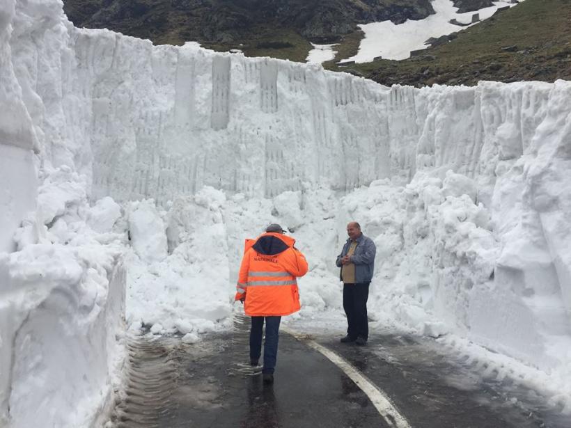 GALERIE FOTO - Direcția Regională de Drumuri și Poduri Brașov se luptă cu zăpada de 5 metri de pe Transfăgărășan