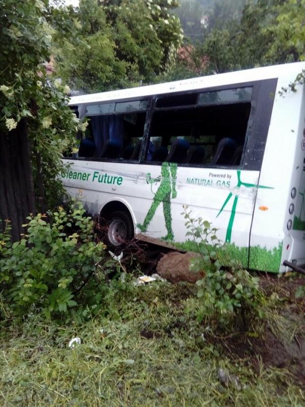 Accident GRAV în Vâlcea. Un autobuz a intrat într-o casă. Sunt 4 răniți