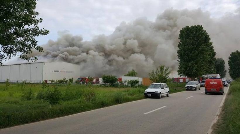 ALERTĂ - UPDATE - Incendiu la un depozit de documente din Dărăşti, Ilfov. Au fost suplimentate maşinile de intervenţie