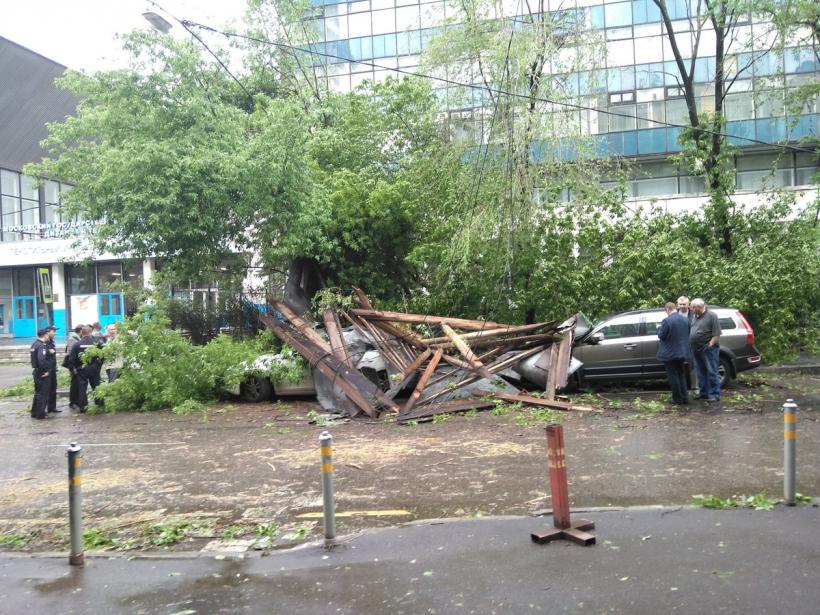 VIDEO - Moscova, devastată de o furtună extrem de violentă. Au murit 6 oameni iar alte zeci sunt răniți