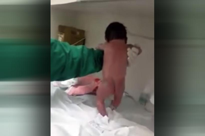 VIDEO - Nou născutul care ”merge” sau cum să scrii un articol despre nimic