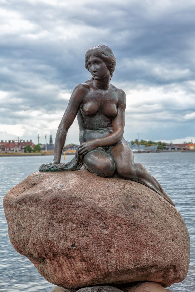 Mica Sirenă din Copenhaga a fost vopsită în roșu, în semn de solidaritate cu balenele