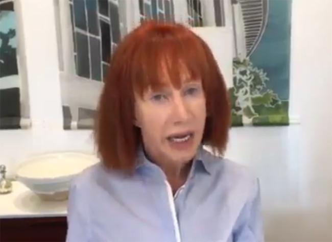 VIDEO - Actrița de comedie Kathy Griffin își cere scuze public după ce a pozat cu capul tăiat al lui Donald Trump