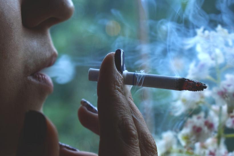 Fumătorii scot mai mulți bani din buzunar pentru un pachet de țigări