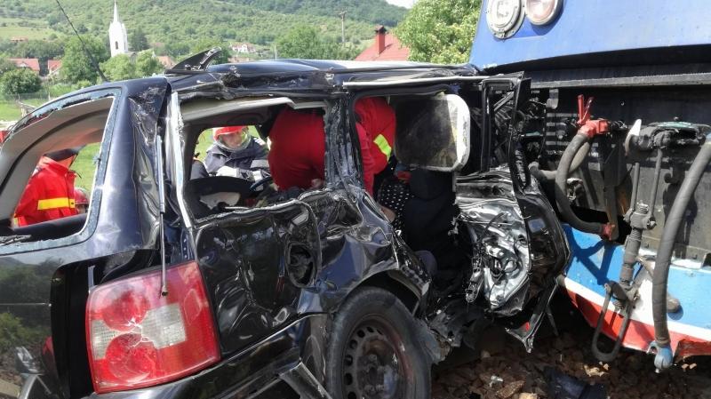 UPDATE - TRAGEDIE in Bistriţa-Năsăud. O masina a fost SPULBERATA de tren. 4 morți și un răniț grav