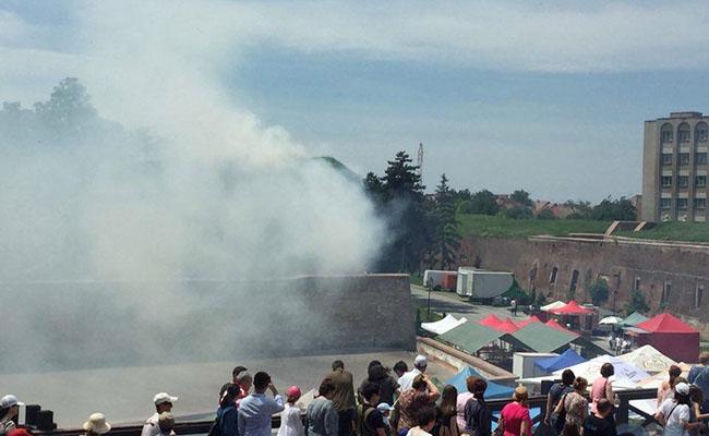 VIDEO - Alba-Iulia - Incendiu în timpul ceremonialului schimbului de gardă de la Cetatea Alba Carolina
