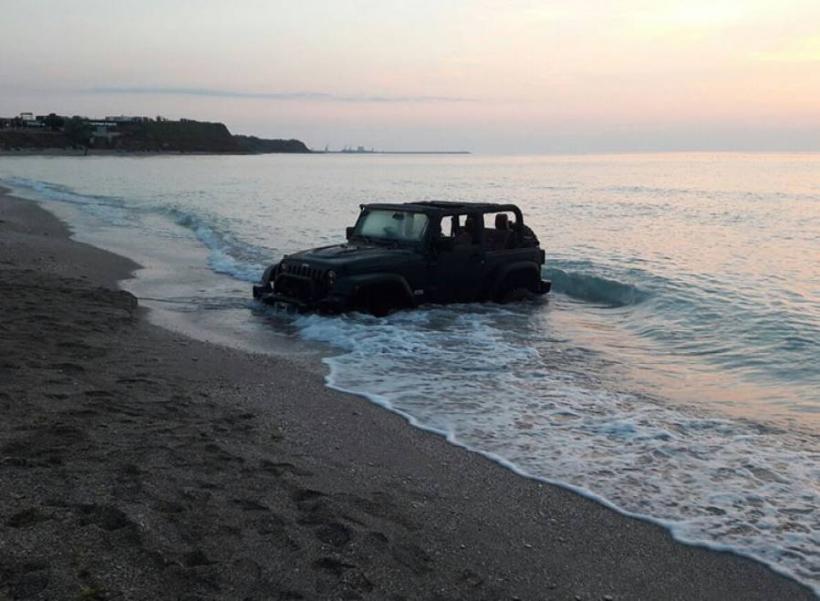 VIDEO - Un turist francez, amendat după ce și-a parcat mașina de teren în mare la Vama Veche