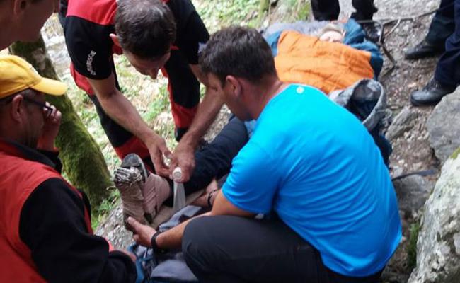 Salvamontiștii brașoveni au recuperat o tânără accidentată pe Tâmpa