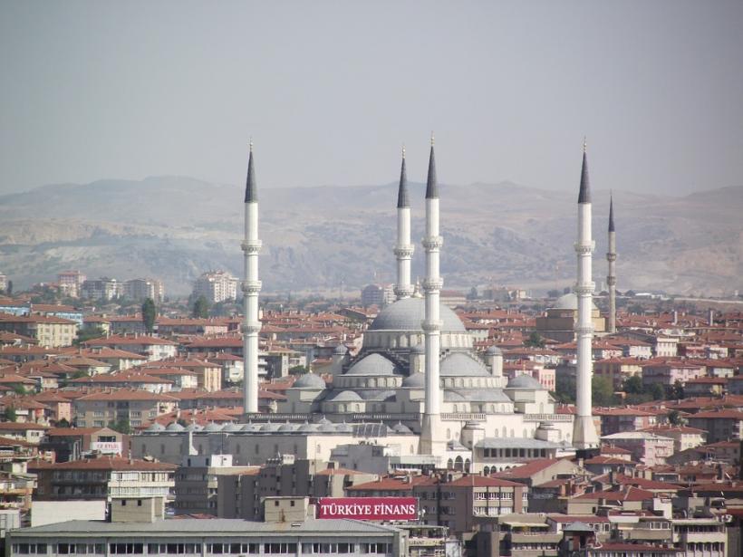  Ankara face apel la dialog şi doreşte să ajute la normalizarea relaţiilor dintre monarhiile din Golf