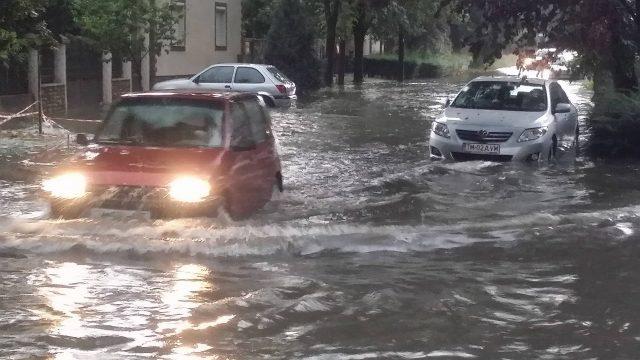 Caraş-Severin: Mai multe străzi din Reşiţa inundate, după o ploaie torenţială