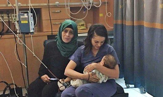 O asistentă medicală israeliană face valuri în Israel după ce alăptează un bebeluş palestinian