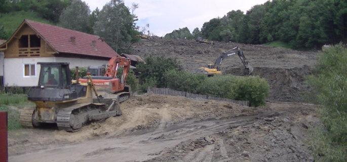 Alunecare de teren Alunu (Vâlcea): Masele de steril au ajuns la 32 metri de un drum judeţean şi la 110 metri de Olteţ