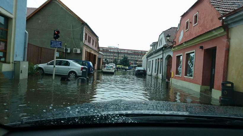 Orașul Mediaș sub ape, după o ploaie care a durat doar 15 minute