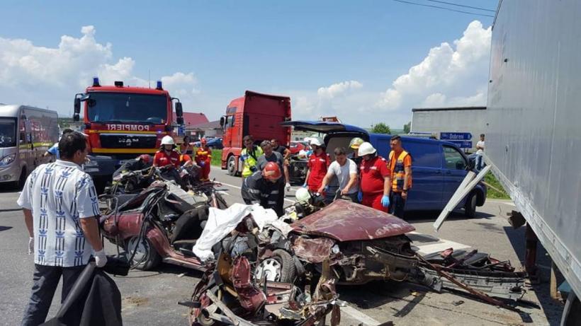 ACCIDENT cumplit în Neamț. Doi tineri au murit după ce au intrat cu mașina sub un TIR