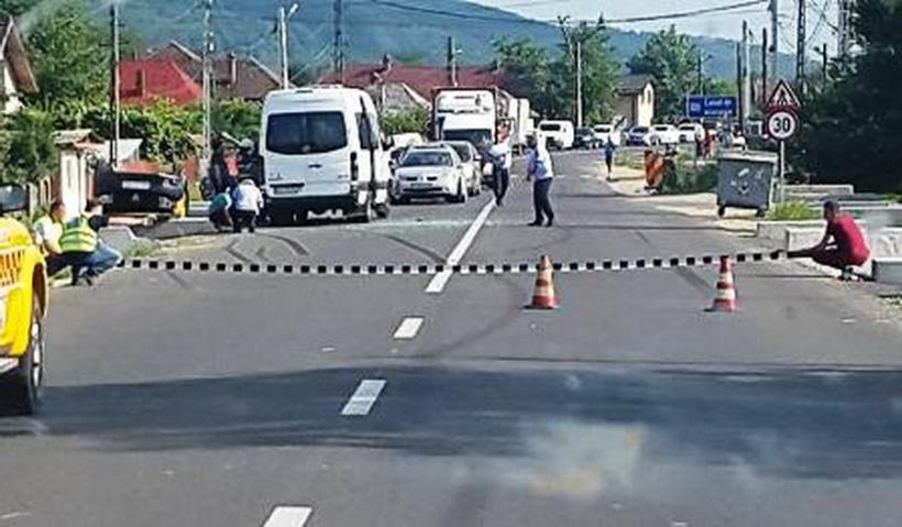 Accident grav la Schitu Golești cu 3 răniți, după ce un taxi a intrat în coliziune cu un microbuz