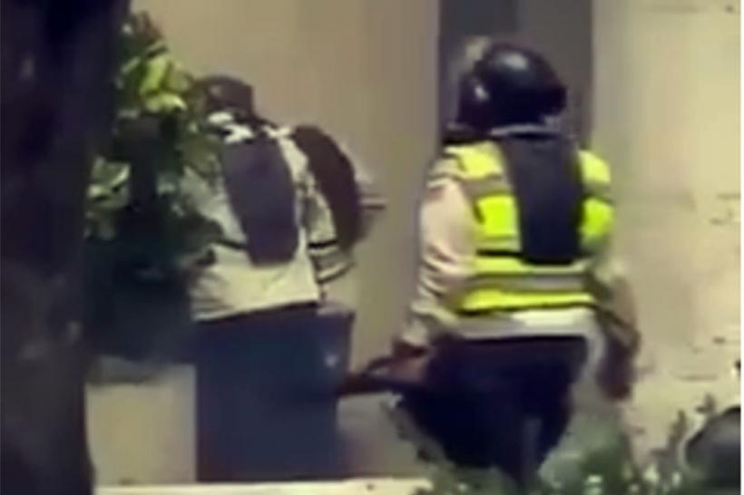 VIDEO - Imagini scandaloase la Caracas, mai multe femei sunt jefuite de polițiști în timpul unui protest