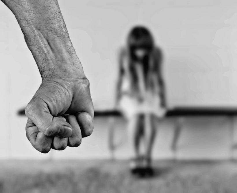 Constanţa: Adolescent de 17 ani, reţinut pentru că şi-ar fi violat sora vitregă