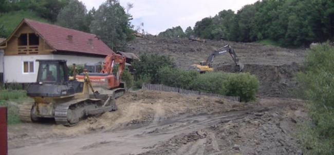 Dosar penal în REM pentru distrugere calificată şi abuz în serviciu pentru alunecarea de teren de la Alunu