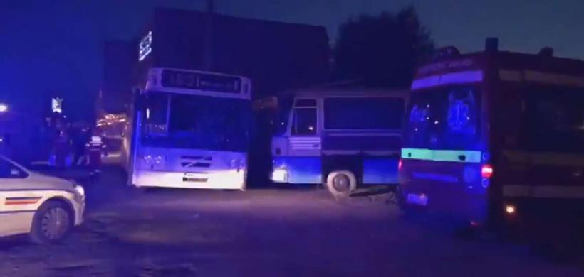 Moarte STUPIDĂ în Baia Mare. Un autobuz a căzut peste un bărbat în timp ce încerca să schimbe o roată