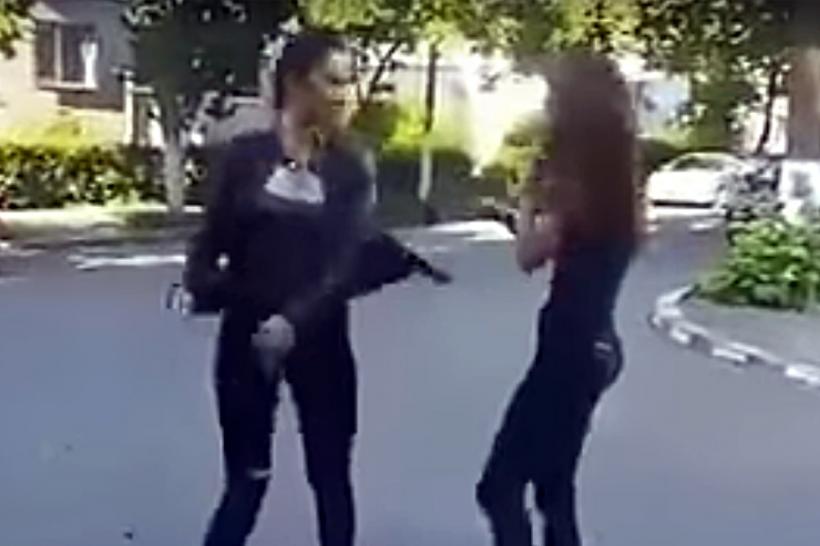 VIDEO - Două tinere din Ploiești au bătut cu sălbăticie o adolescentă. Poliția a deschis dosar penal