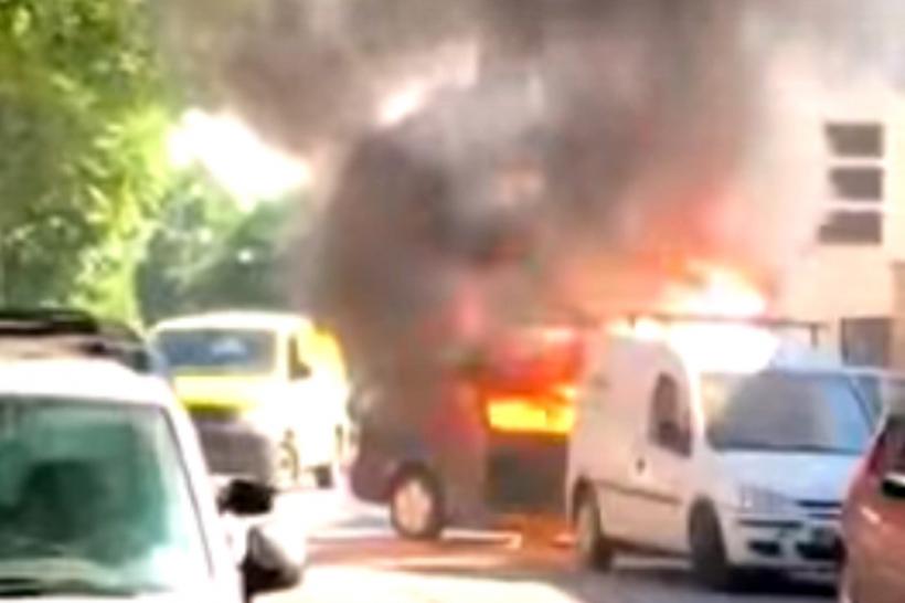 VIDEO - Un mașină a ars ca o torță în centrul Aradului