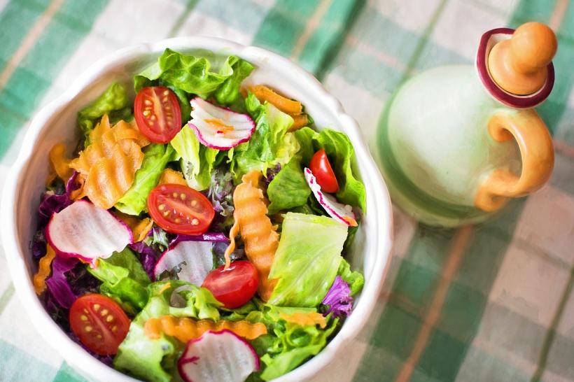 6 trucuri pentru salate care te vor ajuta să slăbeşti