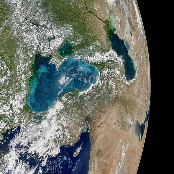 Fotografia zilei de la NASA - Marea Neagră în vârtejuri de turcoaz