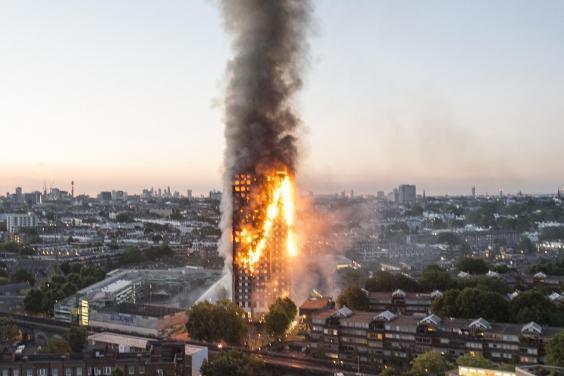 UPDATE Un incendiu uriaş a cuprins un bloc de locuinţe cu 30 de etaje din Londra. 'Mai mulţi morţi' şi peste 50 de răniţi