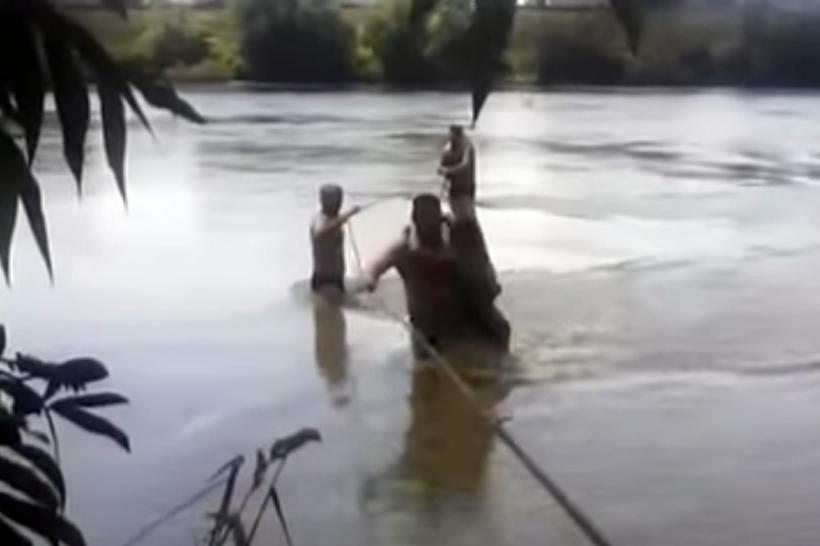 VIDEO - Arad: Fetiţă de 11 ani, salvată din apele Mureşului de un poliţist